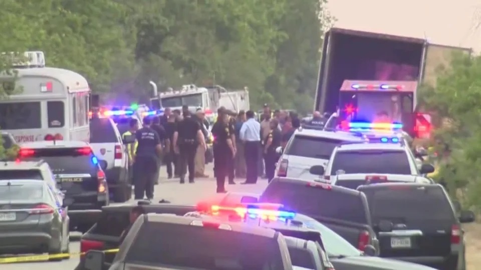 Imagens postadas nas redes sociais mostram viaturas e equipes de emergência em volta de um caminhão grande na cidade de San Antonio, EUA