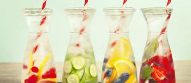 8 receitas de bebidas saudáveis e refrescantes para o verão