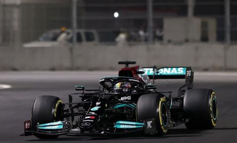 Verstappen merece pole na disputa pelo título, diz Hamilton