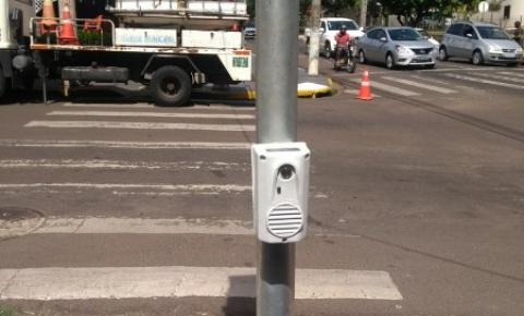 Mobilidade instala semáforo inteligente com sinais sonoros na Avenida Pompeu de Toledo