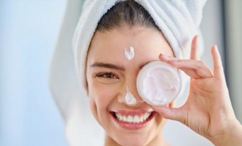 Skincare para pele oleosa: dermatologista explica como montar a sua rotina