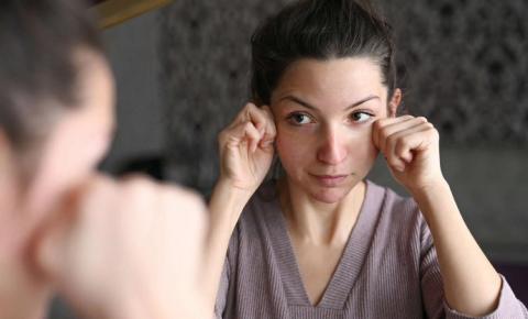 6 exercícios para flacidez do rosto: confira como fazer ginástica facial para acabar com o pé de galinha, bigode chinês e rugas na testa