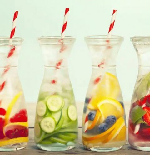 8 receitas de bebidas saudáveis e refrescantes para o verão
